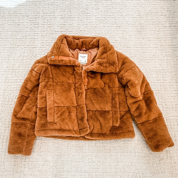 Abercrombie & Fitch Jackets & Blazers - Abercrombie & Fitch Women’s Tan Puffer Jacket